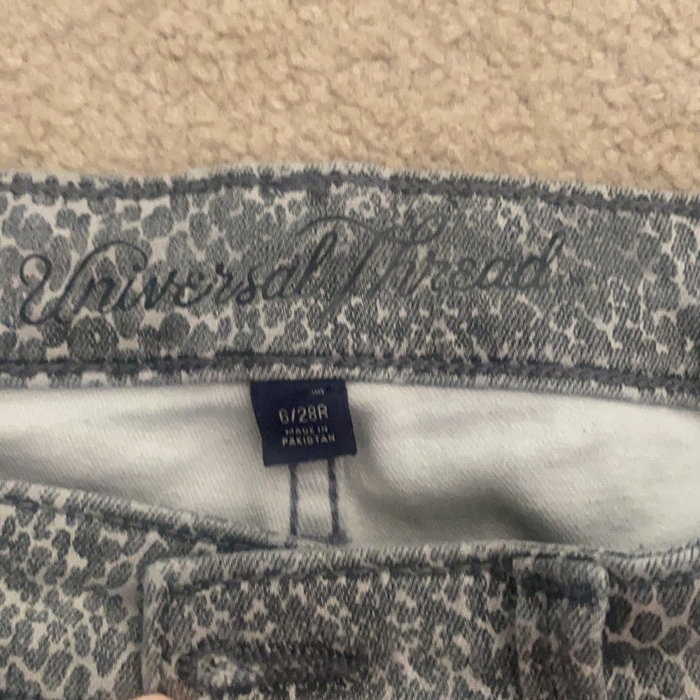 Universal thread sz 6 grey/taupe snake skinny’s - Picture 3 of 7